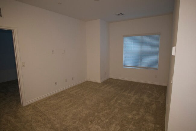 Building Photo - Spacious 2 Story Townhome!