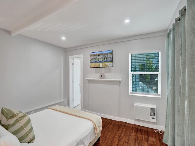 Building Photo - 906 N Riverside Dr