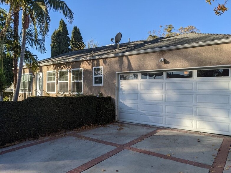 Building Photo - 14641 Moorpark St