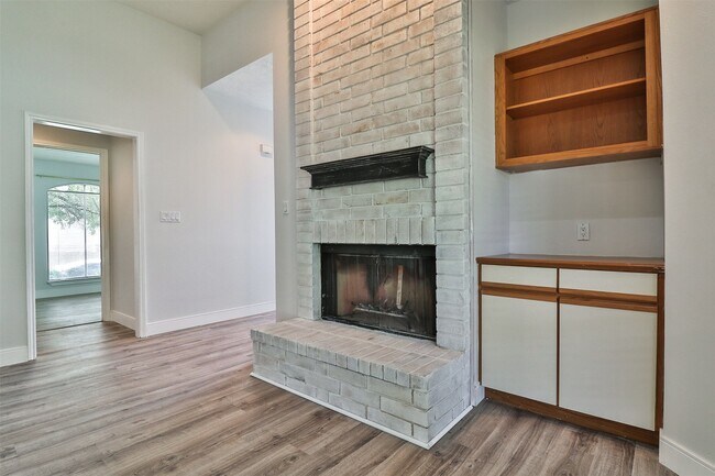 Building Photo - 10910 Scenic Dr