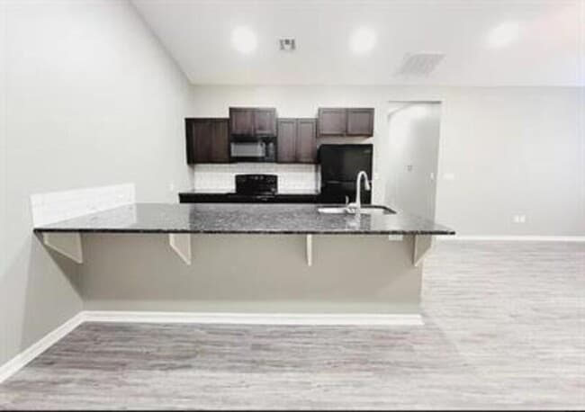 Building Photo - 5308 N Cypress Dr