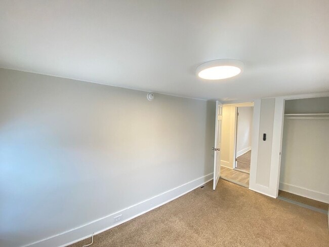 Building Photo - 8 Parkinson Ct