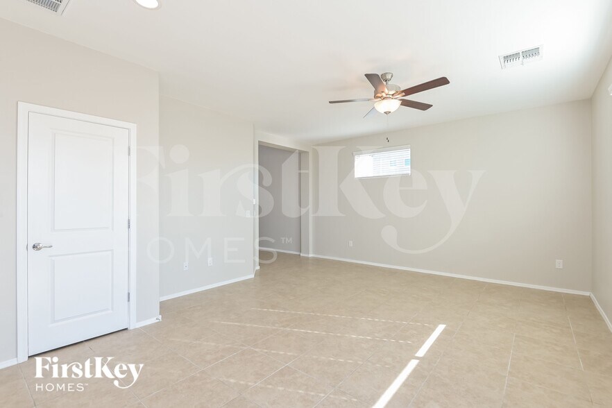 Building Photo - 2851 N Fair Oaks Ave