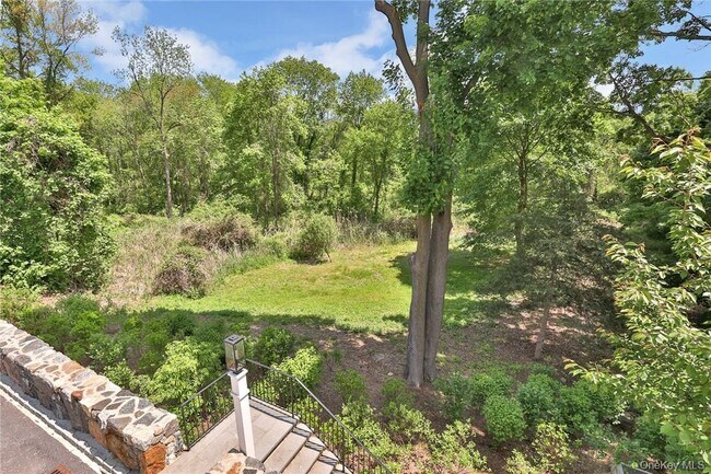 Building Photo - 470 Main St