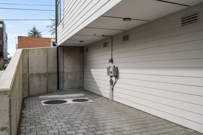 Building Photo - 4613 Dayton Ave N