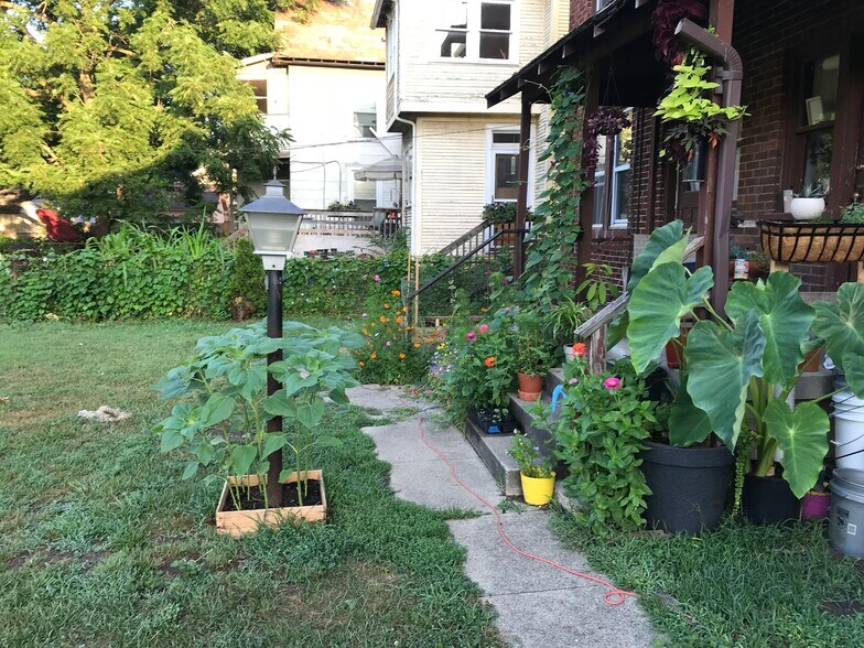 Primary Photo - 485 Wyandotte Ave