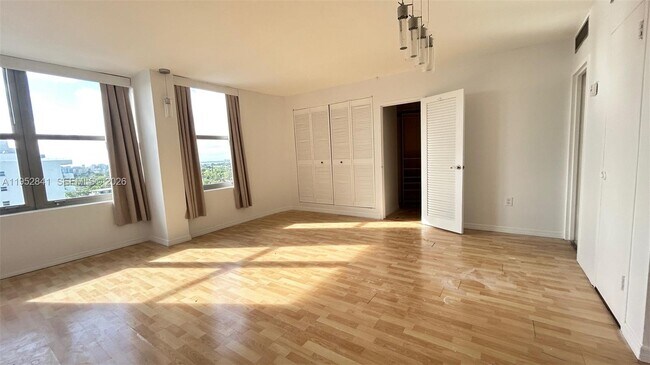 Building Photo - 2899 Collins Ave