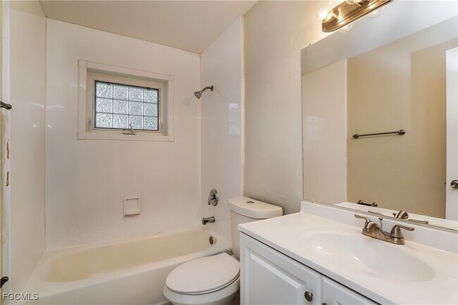 Building Photo - 330 SE 46th Ln