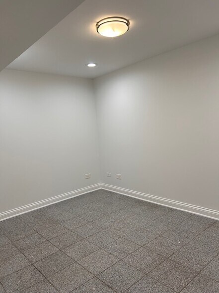 Building Photo - 2217 W Giddings St