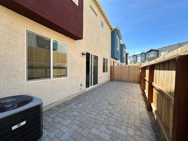 Building Photo - Beautiful Sun Valley Townhome!