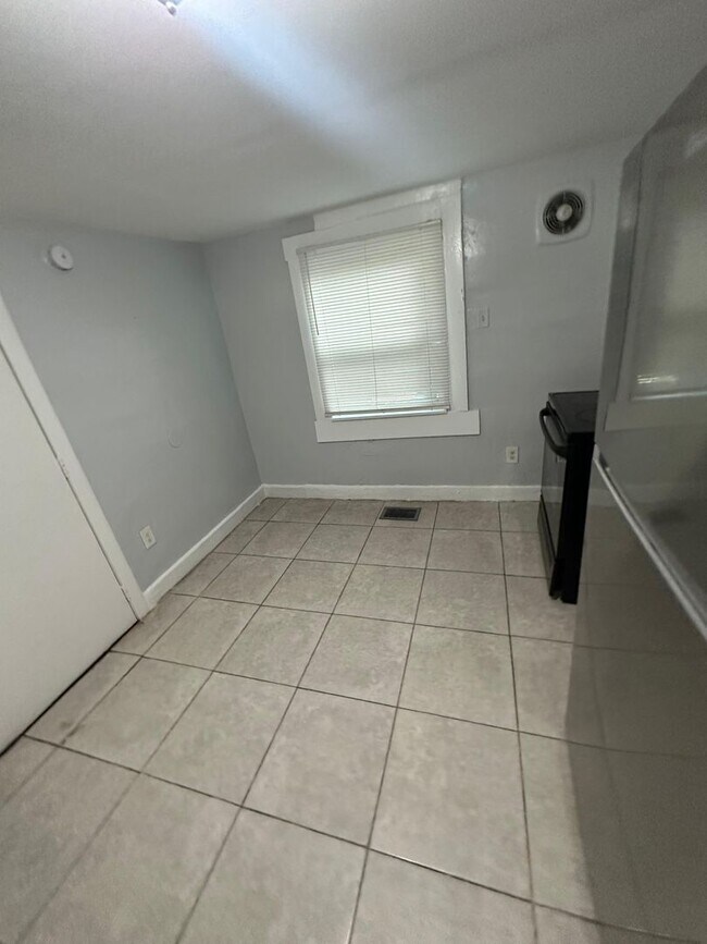 Building Photo - Fully Renovated 2/1 Single Family Home Rea...