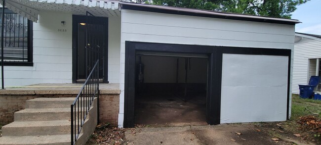 Building Photo - Great 3 bedroom/2 bath home with Oven, Ref...