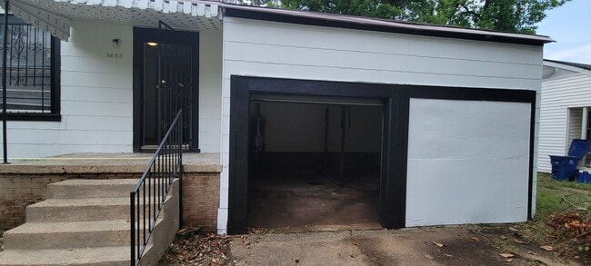 Building Photo - Great 3 bedroom/2 bath home with Oven, Refrigerator, Garage, Central Air & Heat!