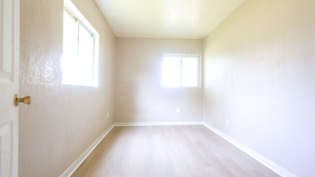 Building Photo - 3 bedroom 2 bathroom Available in Lorain!