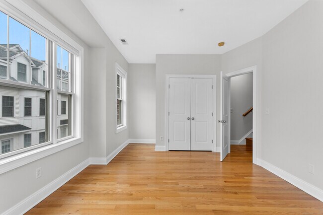 Building Photo - 14 1st St