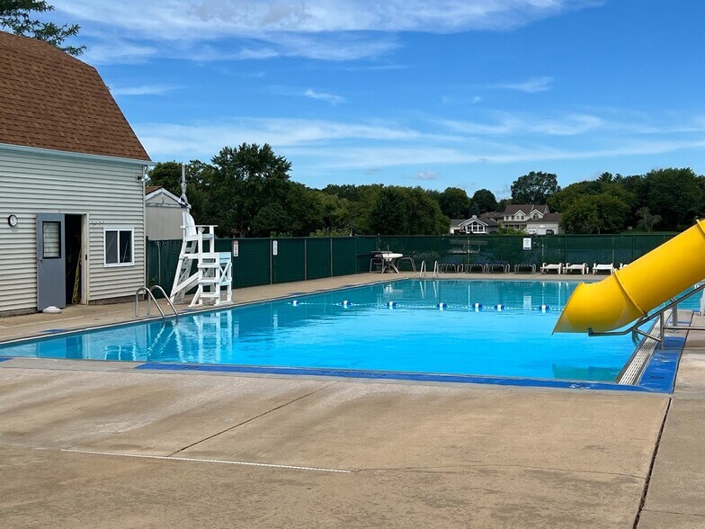 Candlewick Pool - 118 Chanticleer Ln NE