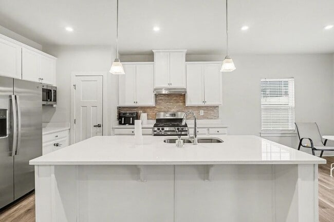 Building Photo - 484 Bridgepoint Dr