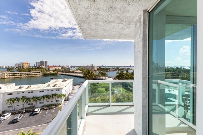 Building Photo - 7900 Harbor Island Dr