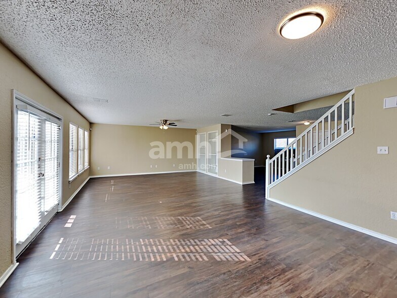 Building Photo - 304 Sandlewood Ln