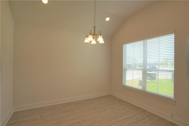 Building Photo - 621 Pinnacle View Dr