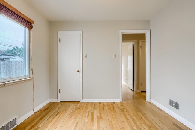 Building Photo - 2 Bedroom single family home in Denver
