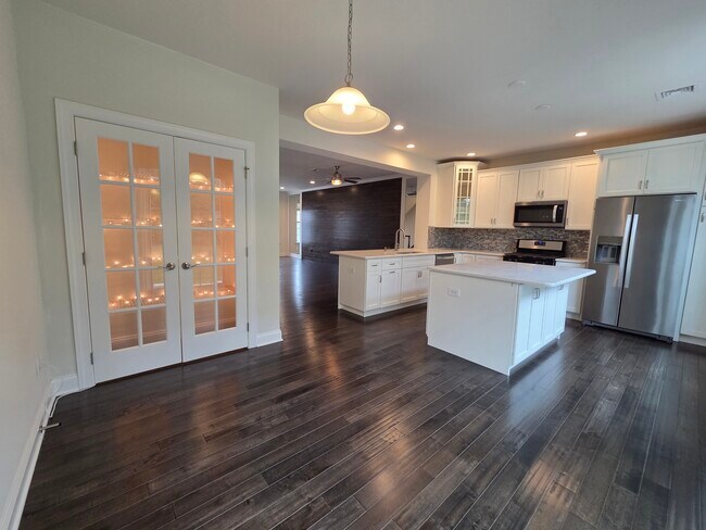 Building Photo - 12 Putnam Ln