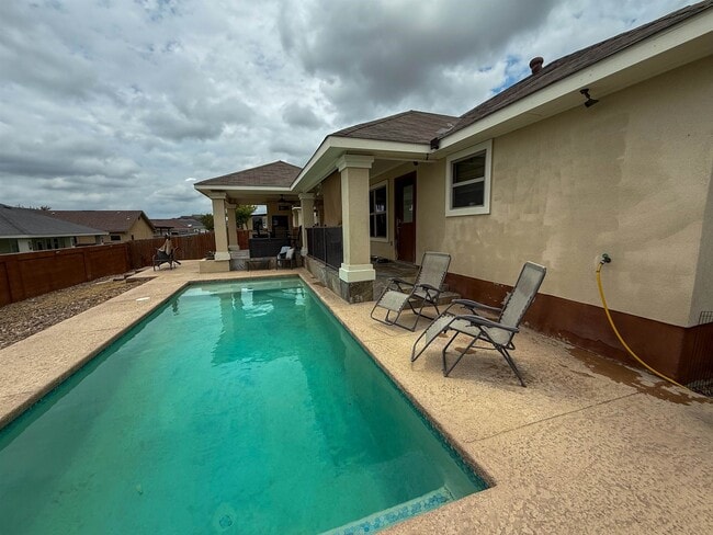 Building Photo - 208 Chisos Oak Dr