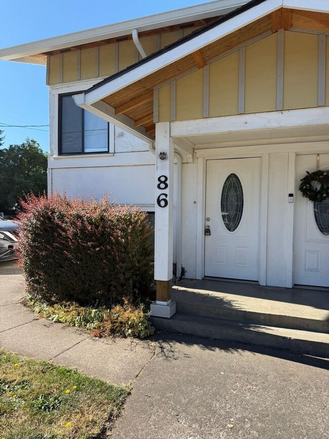 Building Photo - Newly Updated 2 Bedroom!