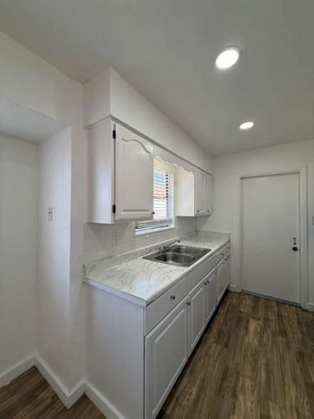 Building Photo - 5419 Lk Grv Dr