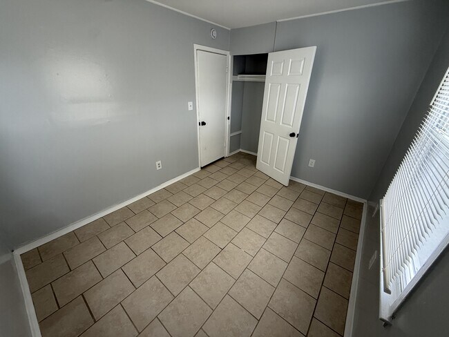 Building Photo - 23 Bermuda Cir