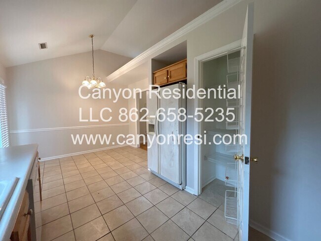 Building Photo - Beautiful 3 BR/3Bath in well sought after neighborhood !