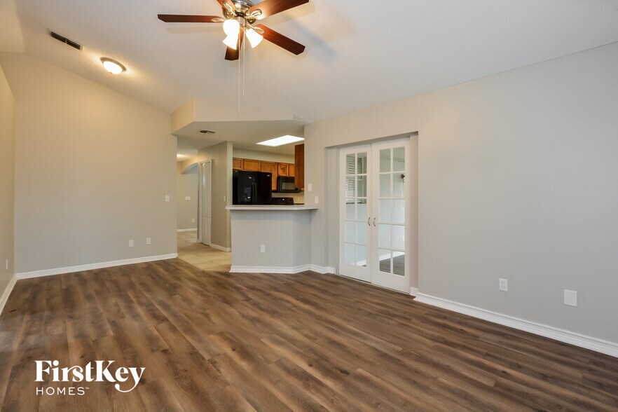 Building Photo - 1066 Ireland Dr