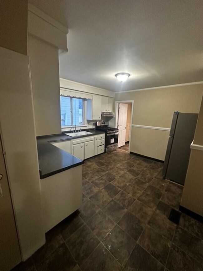 Building Photo - 80 Rand St