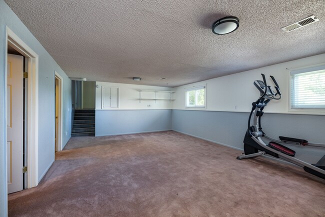 Building Photo - Spacious 5-Bedroom Home with Bonus Room & ...