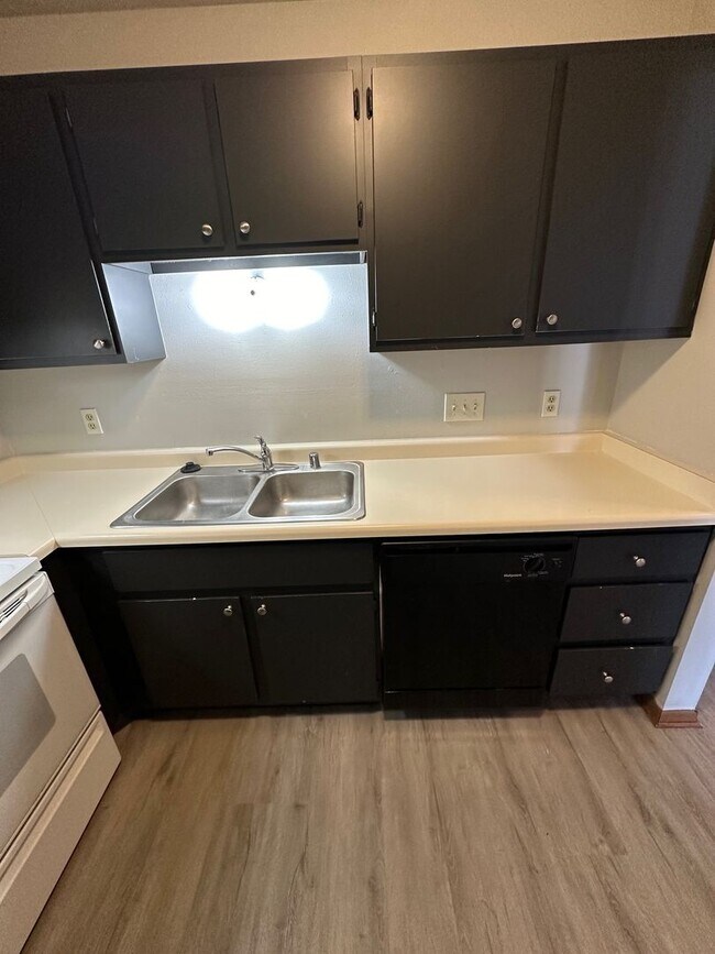 Building Photo - 1/2 OFF FIRST MONTHS RENT SPECIAL!