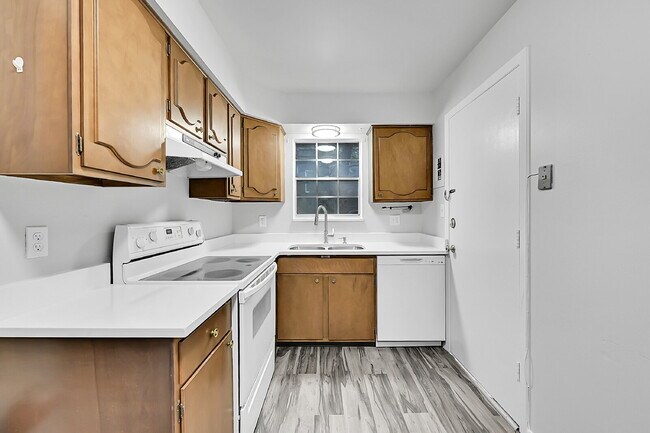 Building Photo - $1,700.00 - 2 Beds 1 Bath, Single Family H...