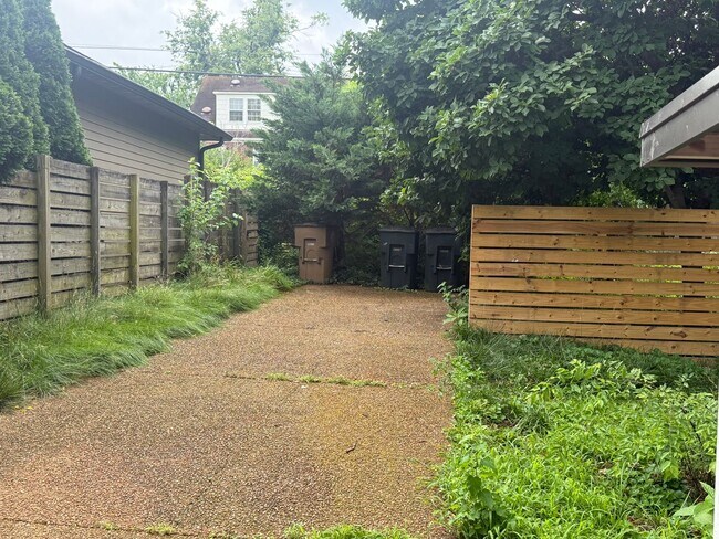 Building Photo - Lovely Duplex in Hillsboro Village