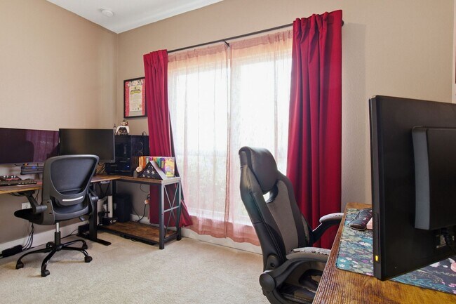 Building Photo - 4 Bedroom in CRESTVIEW!!