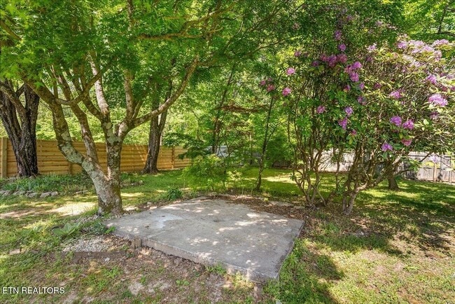 Building Photo - 5917 W Pine Ln