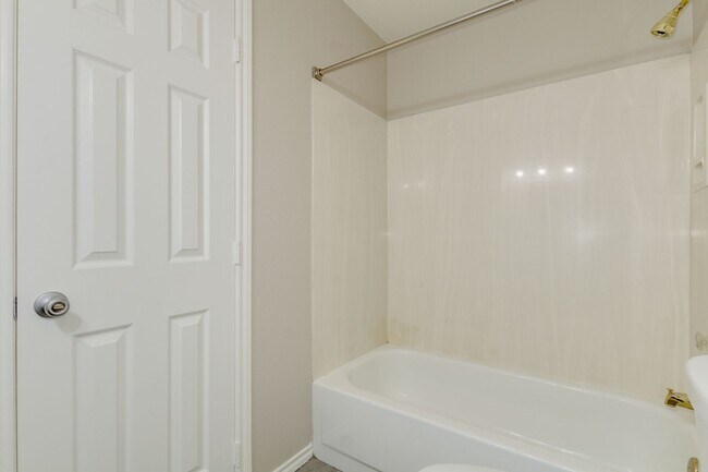 Building Photo - 4314 E Juanita Ave
