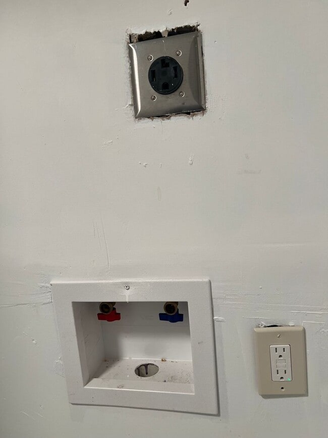 Building Photo - Charming 2BR Duplex in La Porte