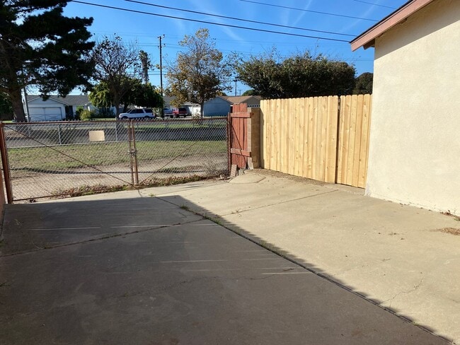 Building Photo - 1409 W Guava Ave