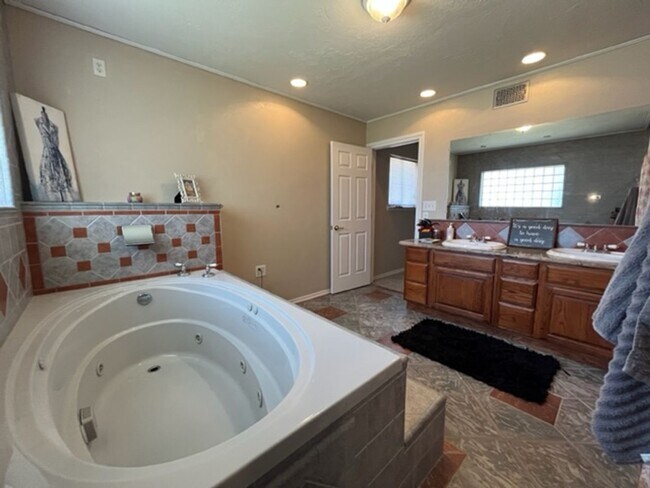 Building Photo - 107 NE 6th St