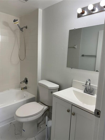 Building Photo - 3221 Sabal Palm Mnr