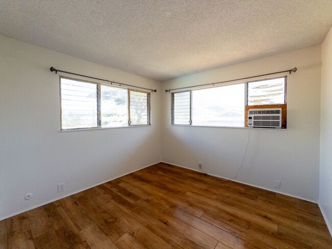 Building Photo - Spacious 1-Bedroom + Bonus Room Townhouse ...