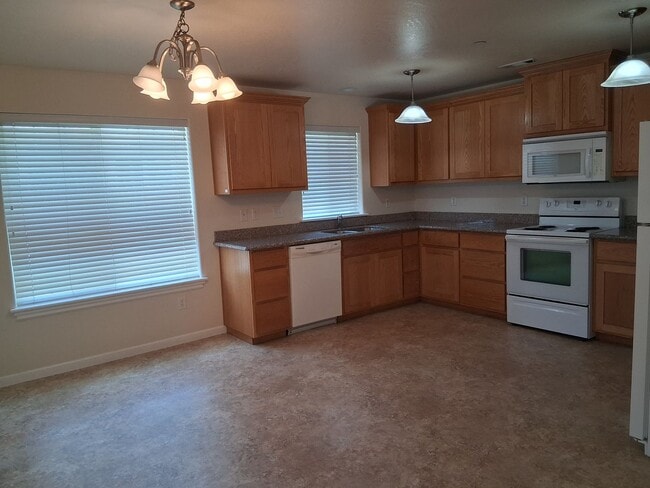 Building Photo - Cute, clean 2 bedroom upstairs apartment with patio.