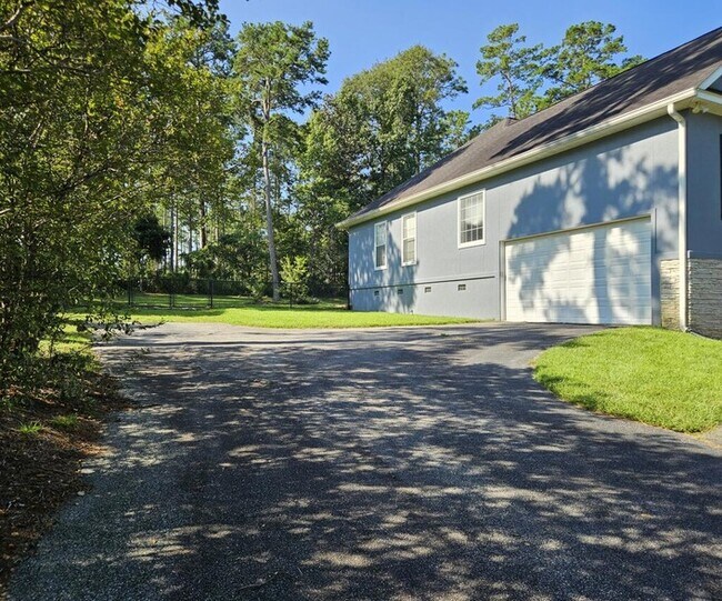 Building Photo - 366 Bellingham Dr
