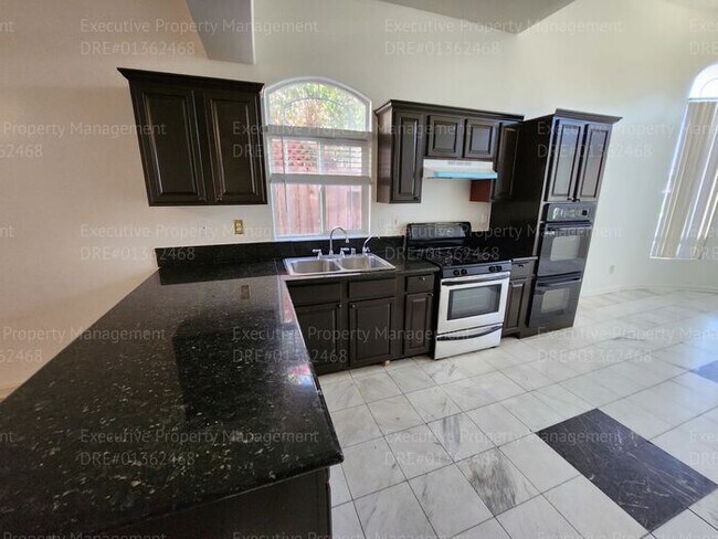 Building Photo - 4 bedroom 3 FULL bath/ 3 CAR Garage.. 2418...