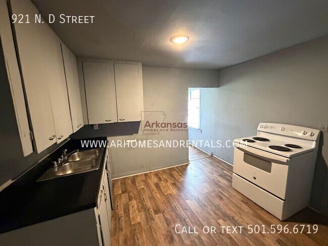 Building Photo - 921 N Dakota Ave