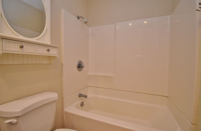 Building Photo - $3,790 4 BEDROOM VERY NICE REMODELED CENTR...